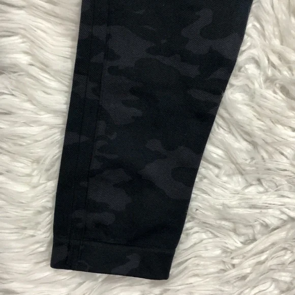 Spanx Seamless Camo High Waisted Leggings - Picture 13 of 13
